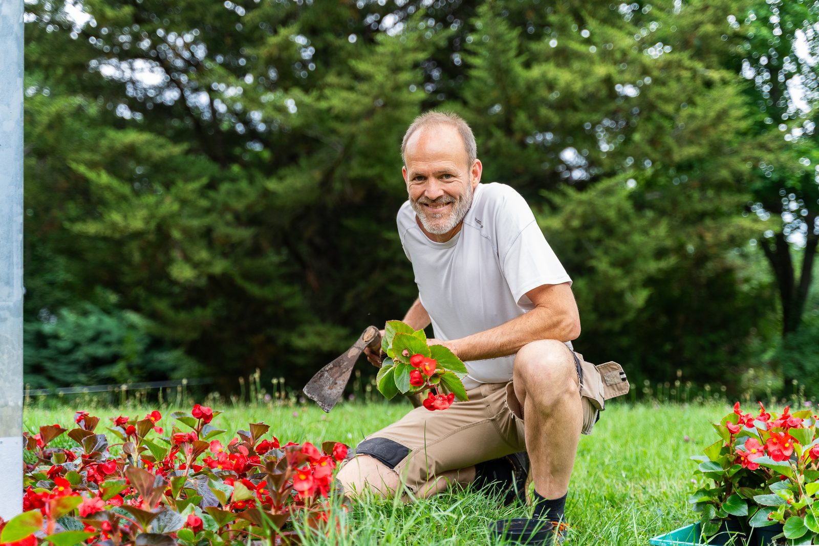 Ein Hausmeister des Olgahauses bepflanzt ein Beet im Garten