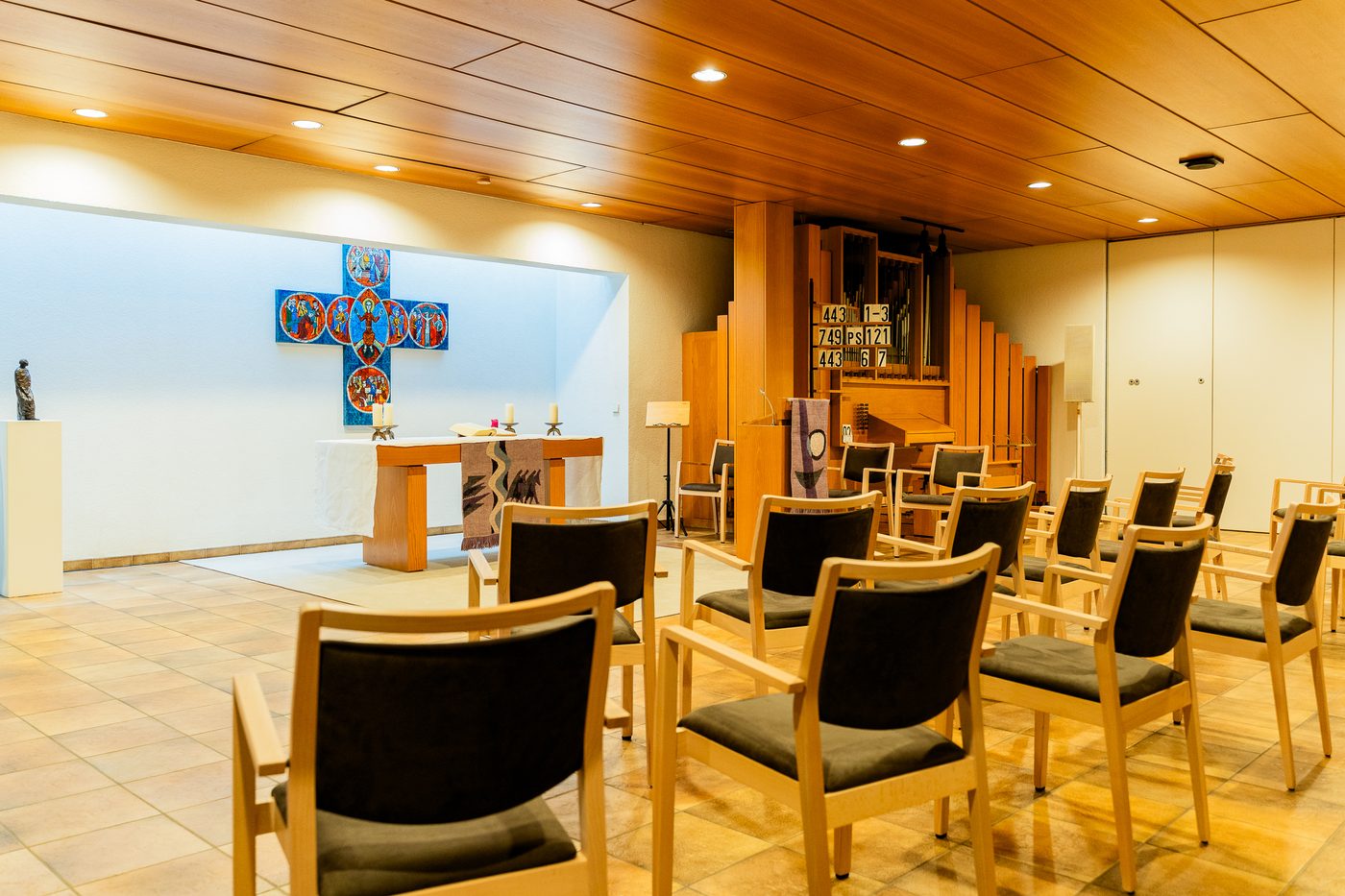 Die Kapelle im Haus mit Altar und Orgel
